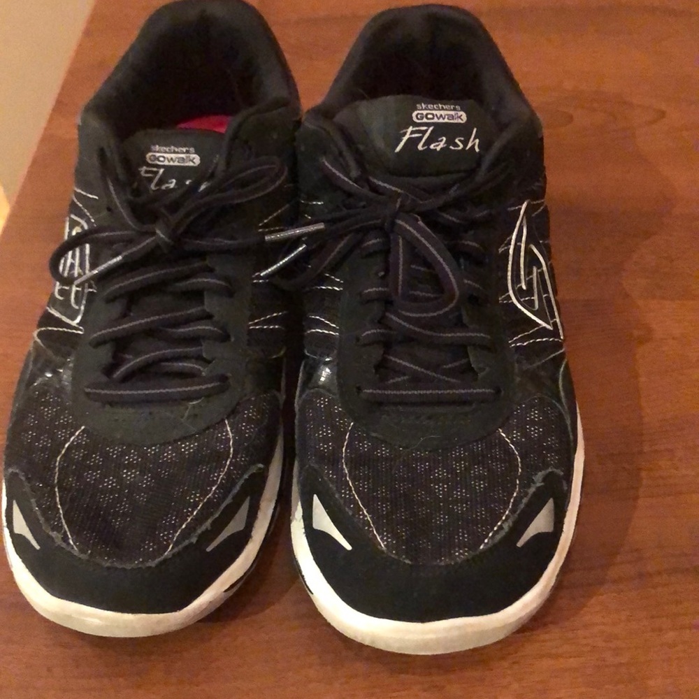 Sketchers 7.5 with yoga mat on inside  of shoes